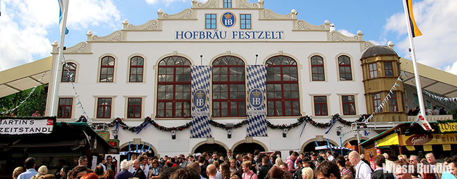 Hofbräuzelt - Tische im Festzelt der Brauerei Hofbräu